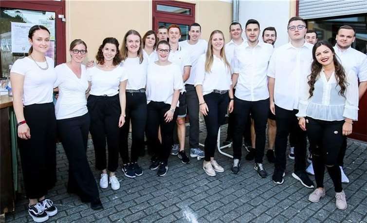 Das Serviceteam besteht aus ehrenamtlichen Helfern aus Kattenes und Umgebung.Quelle: Dorfgemeinschaft Kattenes