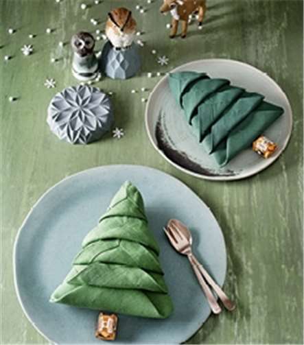 Das Serviettenbäumchen wird mit einem Ferrero Küsschen verziert. Ferrero