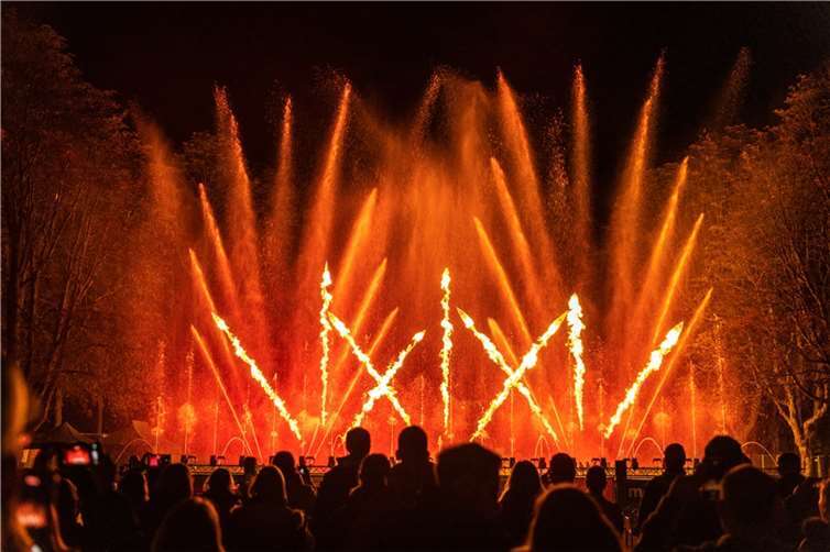 Das Show-Event Klangwelle wird im Oktober Tausende Besucher in den Kurpark Bad Neuenahr locken.Foto: Dominik Ketz