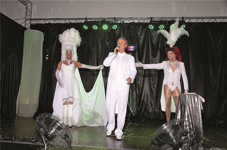 Das Showteam überzeugte das Publikum mit prächtigen Kostümen, Gesang und außergewöhnlicher Unterhaltung.