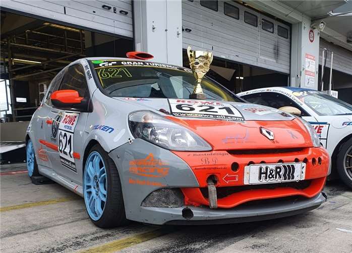 Das Siegerfahrzeug mit dem verdienten Pokal.Foto: Sharky-Racing