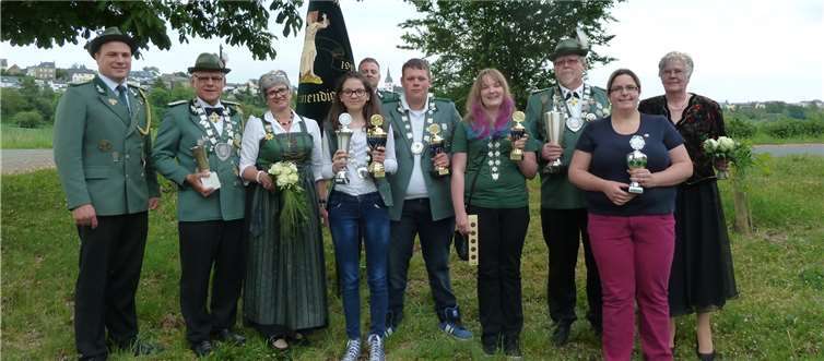 Das Siegerfoto: Brudermeister Christoph Nolden, Schützenkönig Ulrich Eckhard und seine Königin Edeltraud Eckhard, Schützenprinzessin Fabienne Schmidt, Fähnrich Maik Wienpahl, Jugendprinz Tim Keller, Schülerprinzessin Michelle Osiecki, Schützenkönig Detlef Osiecki, Bürgerkönigin Nina Hoppe und Königin Renate Osiecki (v.l.).