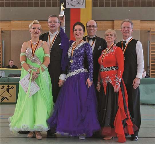 Das Siegerfoto der Landesmeisterschaft Senioren II Standard in Ingelheim (v.l.): Gabi u. Markus Schäfer, Viktoria Stelling u. Jürgen Kirch, Ulrike u. Bob Schneider. privat