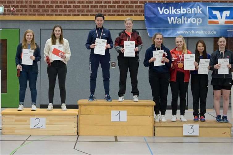 Das Siegerfoto mit Steffi Hoffmann (links), Teresa Ströher (rechts daneben) und Hannah Schönau (vierte von rechts).  Foto: privat