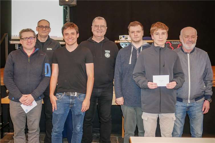 Das Siegerfoto, v.l.: FM Dieter Puth (3.), SVR-Vorsitzender Karsten Loof, FM Pascal Barzen (2.), Vorsitzender SC Cochem Dieter Welsch jun., FM Lukas Winterberg (1.), Ivan Sidletskyi (4.), IM Yuri Boidman (5.). Foto: privat