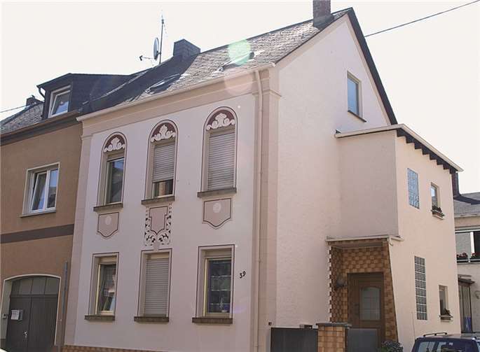 Das Siegerhaus 2014 steht in der Bahnhofstraße 39 und zeigt sich in einem hervorragenden Zustand. Besonders gelungen ist die Farbgebung im Bereich der Fensterseite.