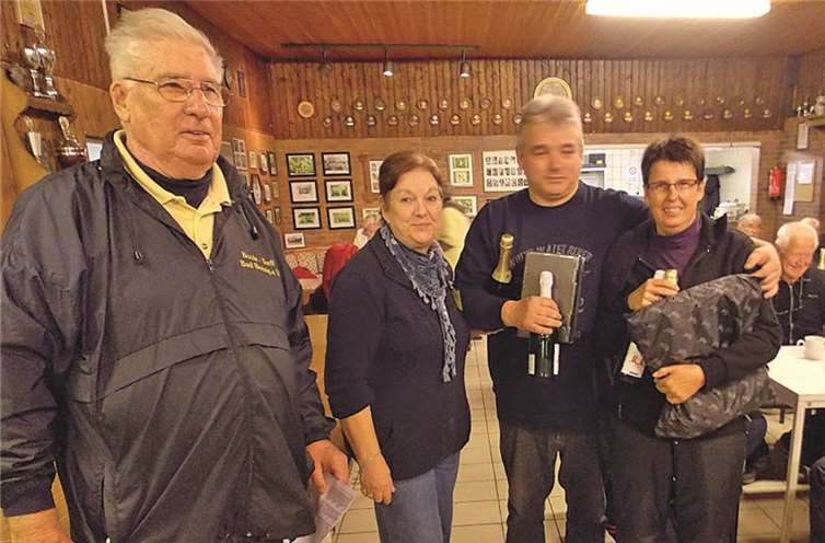 Das Siegerpaar Carmen und Peter Buchner bei der Siegerehrung mit dem Vorsitzenden Rudolf Helbing und der Schatzmeisterin Hannelore Willner. privat