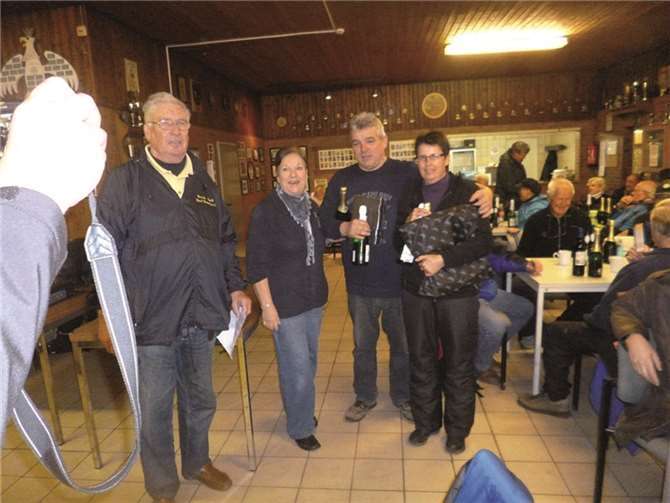 Das Siegerpaar Carmen und Peter Buchner mit dem Vorsitzenden und der Schatzmeisterin Hannelore Willner. privat
