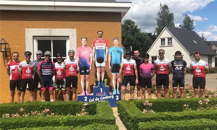 Das Siegerpodest von 2019 des Radklassikers „Amstel Gold Race“ bot die optimale Fotokulisse für das Gruppenfoto.Quelle: Radsportverein Sturmvogel Bad Neuenahr-Ahrweiler