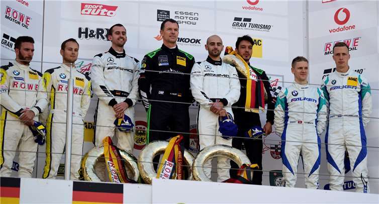 Das Siegerpodium ROWE 6 Stunden ADAC Ruhr-Pokal-Rennen, v.l. Philipp Eng, Tom Blomqvist, die Sieger Manuel Metzger, Hubert Haupt, Adam Christodoulou, Gabriele Piana, auf Rang 3 Alexandre Imperatore und Stef Dusseldorp.-BURG-