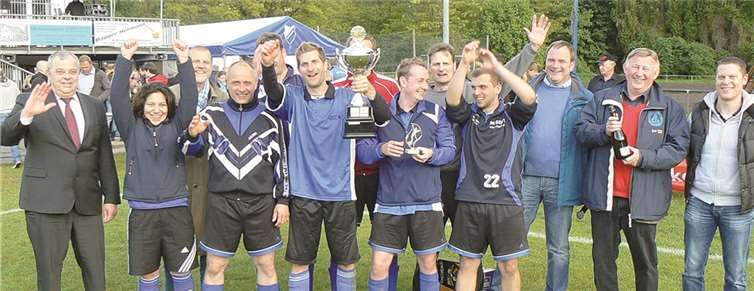 Das Siegerteam des Polizeipräsidiums mit Präsident Horst Eckhardt und Justizminister Jochen Hartloff (li.), den Organisatoren Ltd. Oberstaatsanwalt Harald Kruse, Dieter Dierkes und Oliver Rissel (re.). So sehen Sieger aus! privat