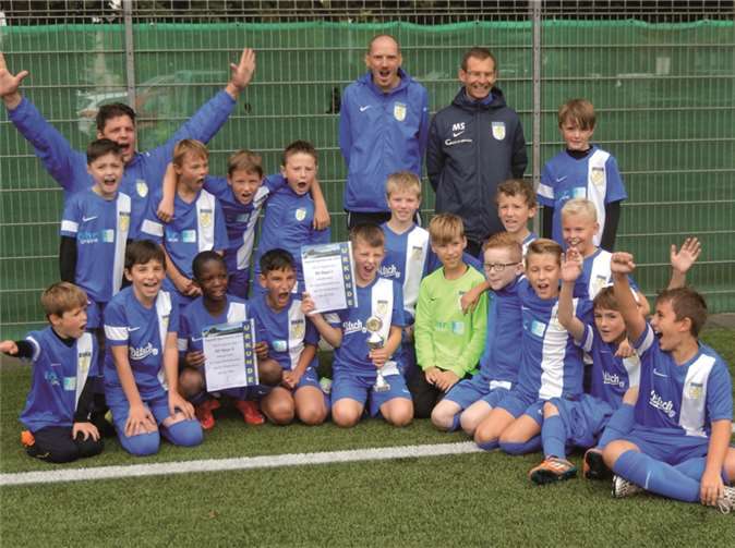 Das Siegerteam des SV Sayn mit Pokal und Urkunden. privat