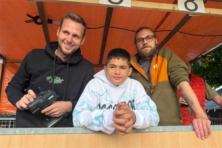 Das Siegerteam des ersten 2,4-Stunden-Nachtrennens in Königsfeld: Dominik Tietz, Mike Wagner, und Nico Rausch sicherten sich nach einem spannenden Kopf-an-Kopf-Rennen den ersten Platz.