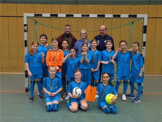Das Siegerteam erhielt neben der Urkunde zwei Fußbälle für den Schulsport sowie für jede Spielerin eine Medaille. Foto: privat