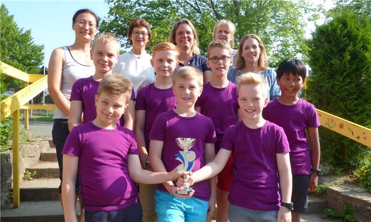 Das Siegerteam mit Te-Schiem Park-Müller, Bürgermeisterin Renate Offergeld, Marion Labonte, Schulleiterin Jutta Danylow und Daniela Grümer.privat