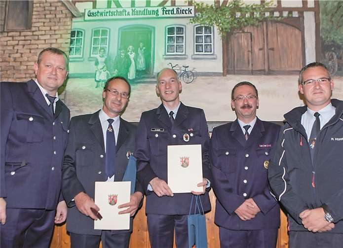 Das Silberne Feuerwehr-Ehrenzeichen nahmen Karl-Josef Jöntgen (Zweiter von links) und Achim Klein (Mitte) entgegen. Dazu gratulierten Bürgermeister Achim Juchem (links) und die beiden stellvertretenden Wehrleiter Dieter Hilberath und Roman Kernenbach.Jost
