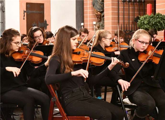 Schulgemeinschaft wusste musikalisch zu begeistern Das Sinfonieorchester der Schule ist mit Holz- und Blechbläsern sowie über 40 Streichern gut besetzt.