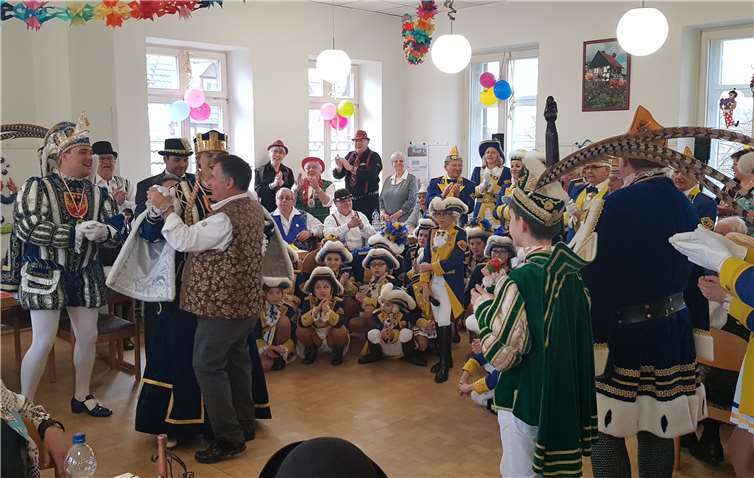 Das Sinziger Dreigestirn mit dem Kinderprinzenpaar gab sich die Ehre.