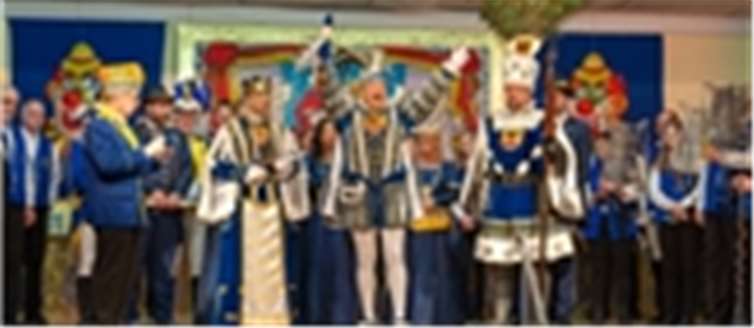 Das Sinziger Dreigestirn präsentiert sich den Vereinsmitgliedern der Närrischen Buben.