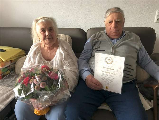 Das Sinziger Ehepaar Vilina und Viktor Schulz feierte das besondere Ehejubiläum der Gnadenhochzeit.  Foto:Reiner Friedsam