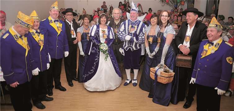 Das Sinziger Prinzenpaar kam mit seinem Hofstaat und einer Abordnung der Närrischen Buben, um mit dem Mundartkreis zu feiern. RÜ