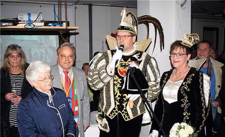 Das Sinziger Prinzenpaar mitOrganisator Manfred Ruch und der Witwe von H. Degen. RÜ