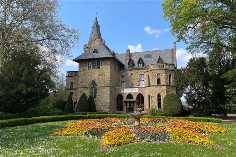 Das Sinziger Schloss ist ein Hingucker, auch wegen der liebevollen gestalteten Blumenbeete.Fotos: ROB