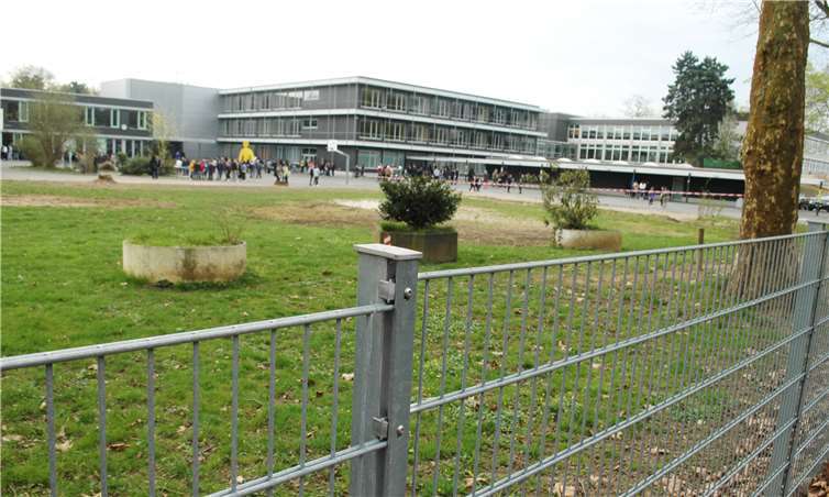 Das Sinziger Schulzentrum: Die neue Mensa soll auf den Rasenflächen im Vordergrund entstehen.  BL