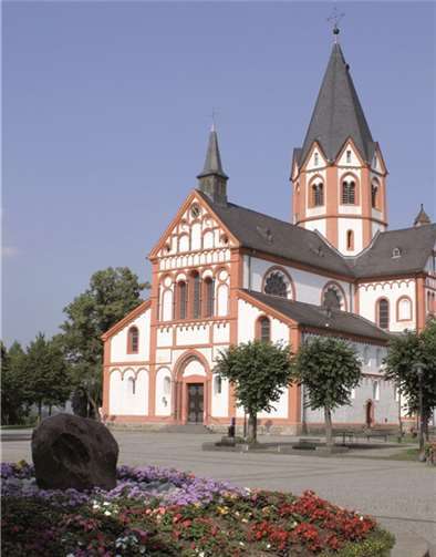 Das Sinziger Wahrzeichen, die Pfarrkirche St. Peter, wird demnächst eine französische Briefmarke schmücken. privat