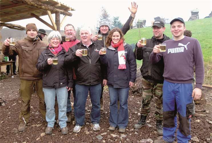 Das Sitzungspräsidium des MKV stieß bei der Wanderung mit Glühwein auf das neue Prinzenpaar Monika und Reinhardt (erste Reihe, 1. und 2.v.l.) an.privat