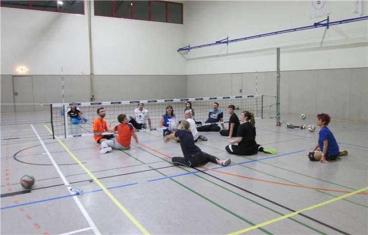 Das Sitzvolleyball Angebot wird sowohl Menschen mit als auch ohne Behinderung offenstehen.Quelle: SpVgg Burgbrohl