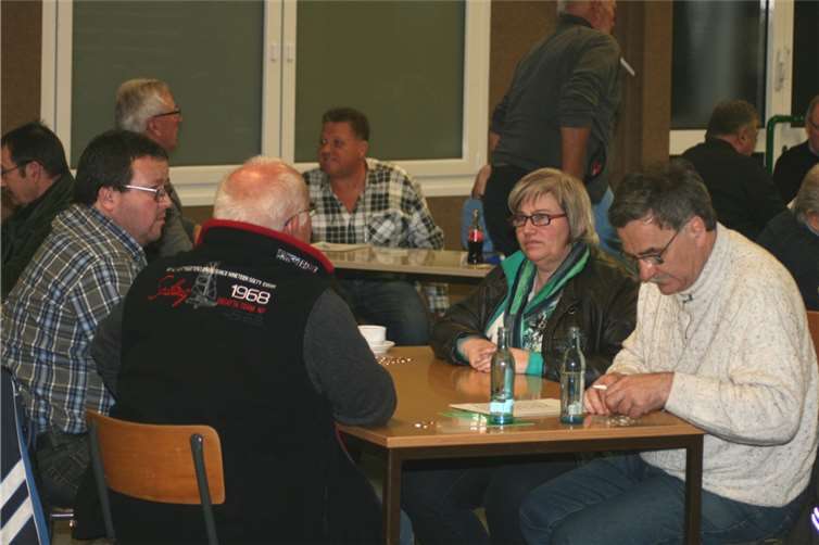 Das Skatspiel ist längst keine reine Männerdomäne mehr - auch Damen nahmen am Wettkampf teil.