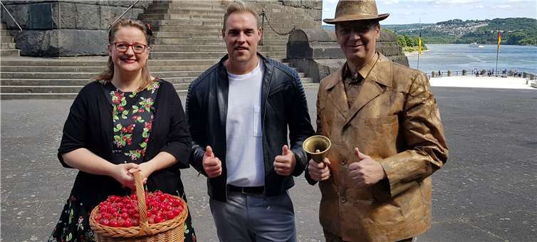 Das Sketch-Duo „Der Ausscheller und das Schattenmorellchen“ (alias Horst Hohn und Katja Gaebelein) erfreut sich überörtlich einer ständig wachsenden Bekanntheit. Das Foto zeigt das Duo gemeinsam mit dem Koblenzer Mundart-Sänger Daniel Ferber (Mitte).
