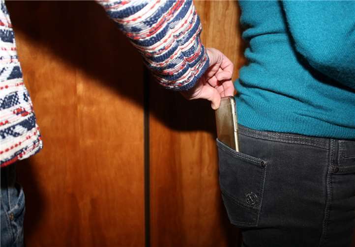 Das Smartphone in der Gesäßtasche zu transportieren ist im Gedränge der Fußgängerzone riskant. Ruckzuck ist es weg.