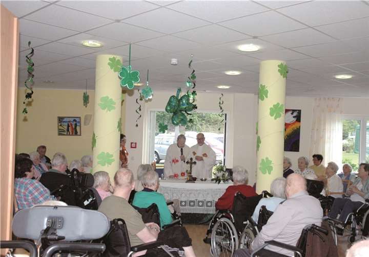 Das Sommerfest begann mit einem feierlichen Gottesdienst, der von Pastor Axel Spiller und Pfarrer i.R. Herbert Mönch zelebriert wurde. UM