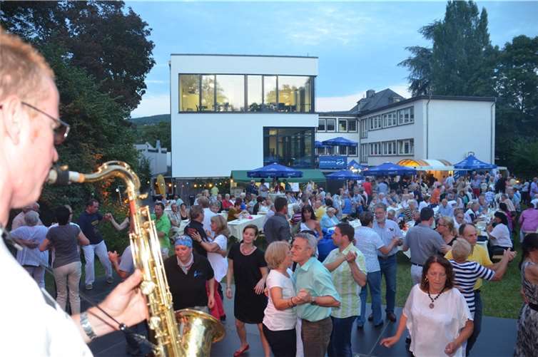 Das Sommerfest bot den idealen Rahmen, den neuen Gebäudetrakt (hinten, links) mit Ausbildungs- und Büroräumen der Öffentlichkeit zu präsentieren. Fotos: SBR