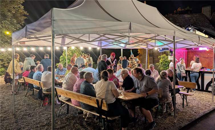 Das Sommerfest der Schweren Artillerie aus Linz konnte Mitte Juli bei angenehmen Temperaturen auf dem Kaiserberg stattfinden. Es war sehr stimmungsvoll und dauerte bis spät in den Abend. Foto: Roland Thees