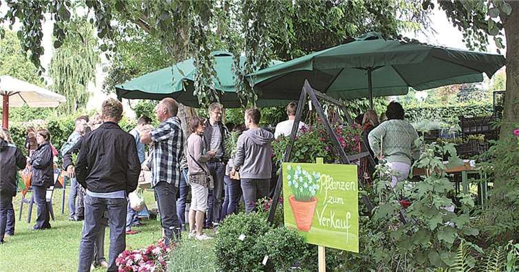 Das Sommerfest im Therapiezentrum bot wieder ein abwechslungsreiches, attraktives Programm. Ein Renner war wie immer der reich bestückte Blumen- und Pflanzenstand.privat