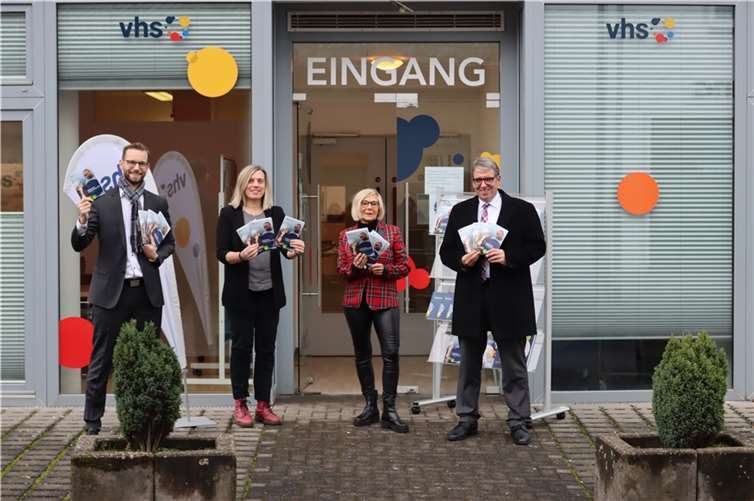 Das Sommersemester der vhs Montabaur hat begonnen. Caroline Albert-Woll (Mitte li.) und Andrea Diel-Nattermann vom vhs-Team stellten das neue Programm Bürgermeister Ulrich Richter-Hopprich (li.) und dem Ersten Beigeordneten Andree Stein vor. Quelle: Verbandsgemeinde Montabaur