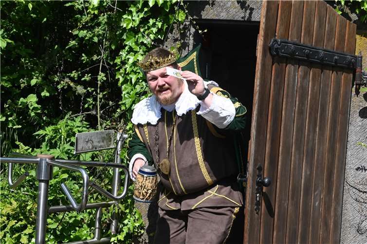 Das Sonnenlicht blendet ihn: Bier-Gott Gambrinus alias Tim Herrmann ist gerade den dunklen Kellern entstiegen.