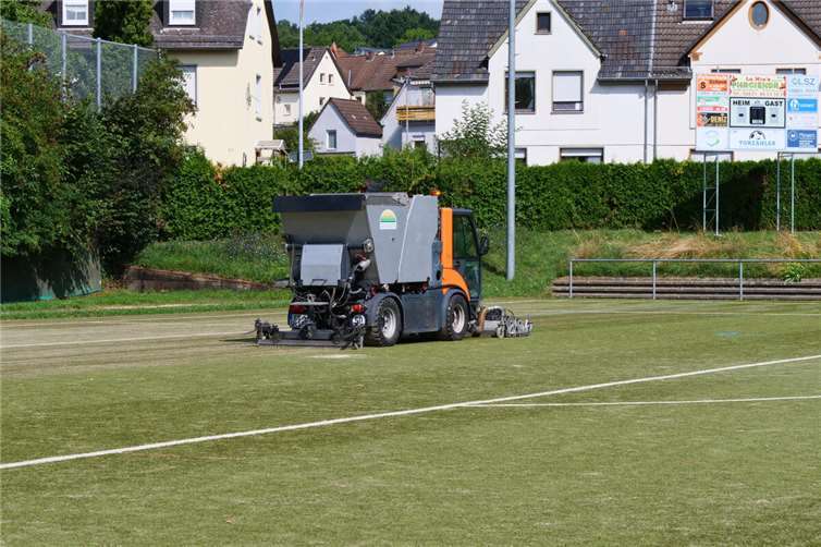 Das Spezialfahrzeug hat nun erstmals einen Kunstrasenplatz in Neuwied einer Vollwäsche unterzogen. Foto: Maxie Meier/SWN