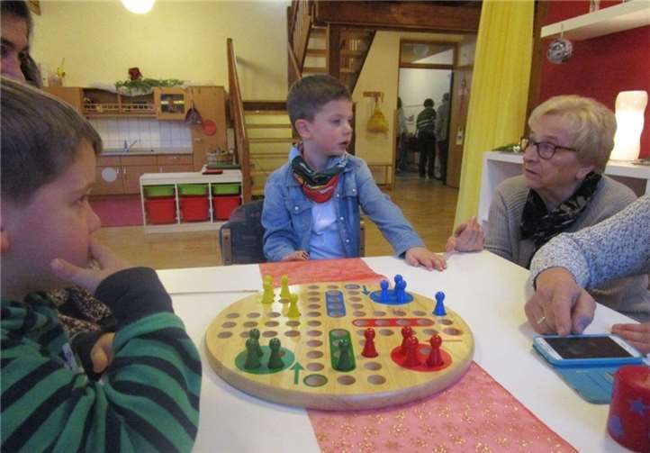 Das Spiel Mensch-ärgere-dich-nicht verbindet die Generationen.