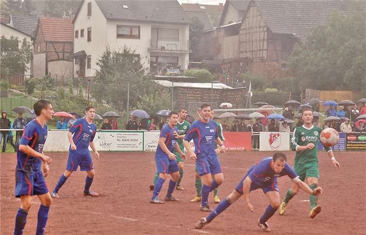 Das Spiel SG Westum/Löhndorf (blau) gegen den TuS Oberwinter (grün) blieb torlos. Rü