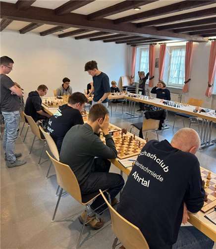Das Spiel beginnt! GM Luis Engel im Zentrum (steh.)