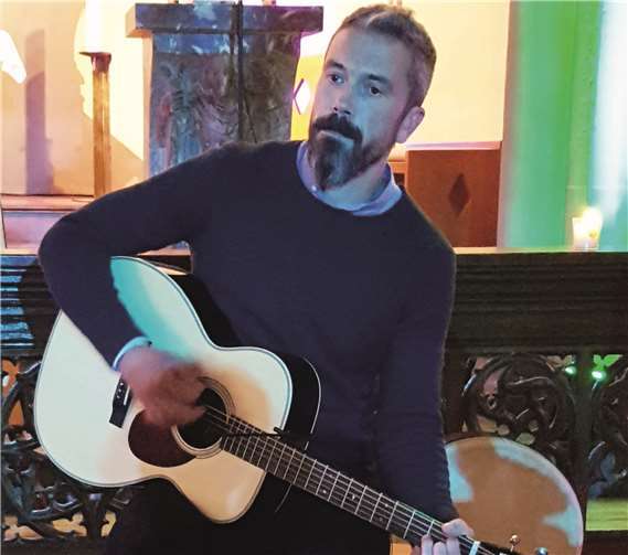 Das Spiel des begnadeten Gitarristen Gaëdic Chambrierwar an Virtuosität kaum zu überbieten.