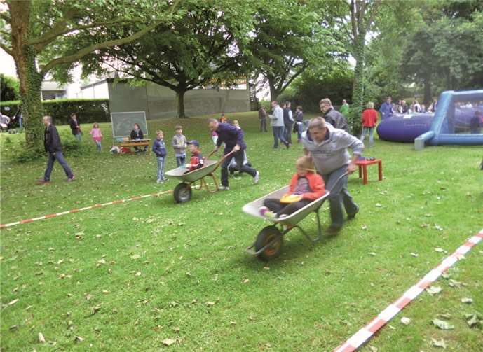Das „Spiel ohne Grenzen“ beinhaltete einen Schubkarren-Wettlauf.