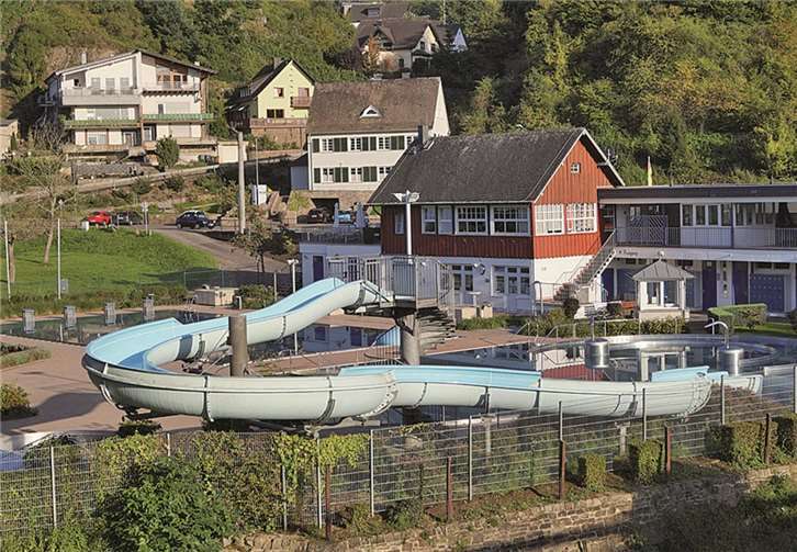 Das Spiel- und Spaßbad in Treis-Karden ist nach Ansicht der Experten „schnuckelig“ und für die Zukunft - weil moderner - gut aufgestellt. TT