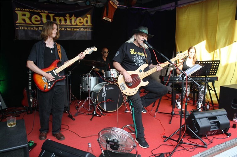 Das Spiel von Lead-Gitarre und Bass wurden von Keyboarderin Kirsten Weber und Drummer Andy Bauer hervorragend ergänzt.