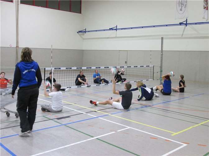 Das Spiel wird auf dem Boden sitzend gespielt.  Foto: privat
