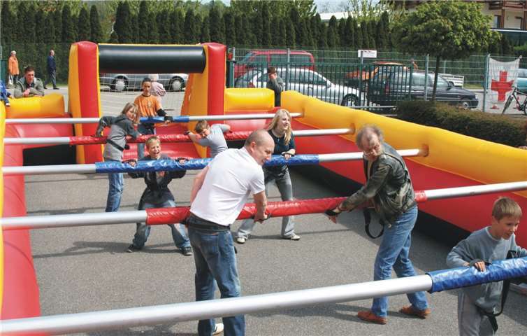 Das Spielfeld beim Fußballturnier wird ein XXL-Menschen-Kicker sein. www.fun-production.de